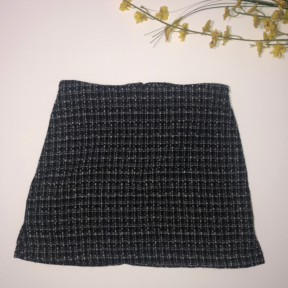 Cute black and white plaid skirt with slit!